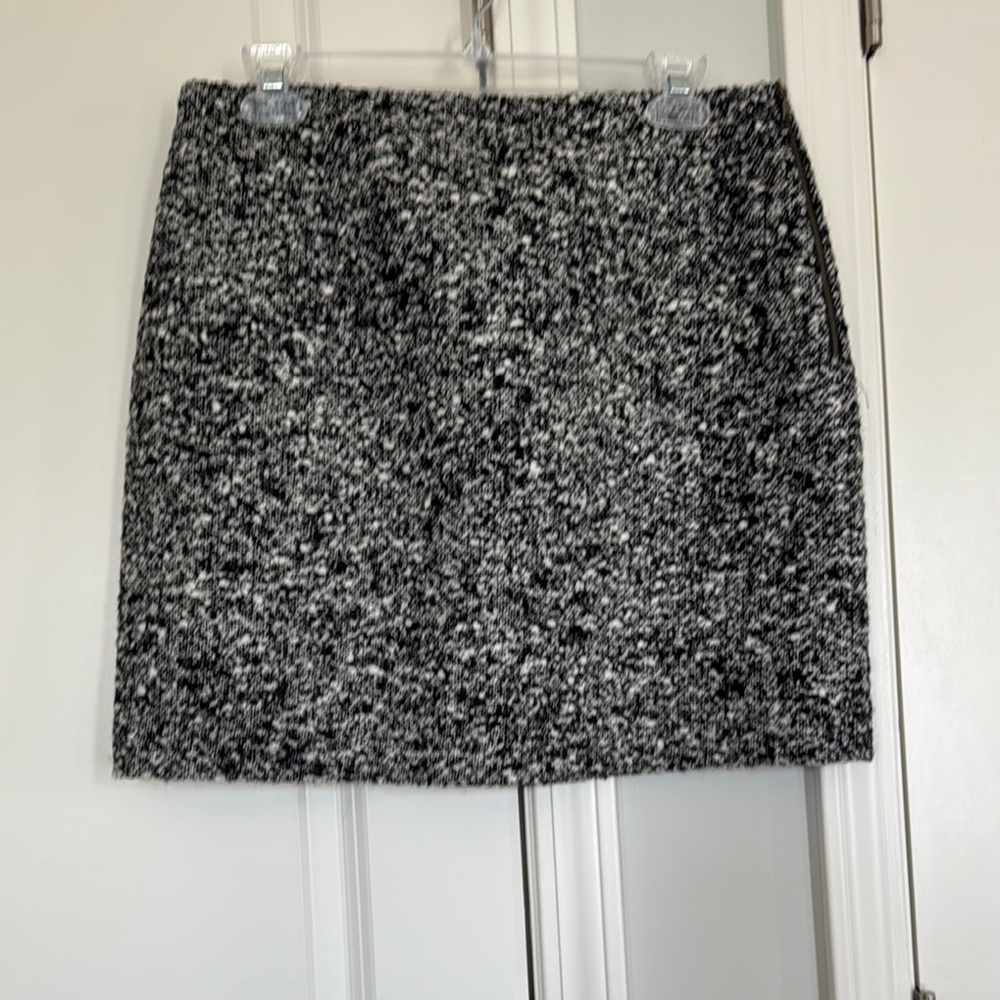 Tahari Black and Silver Mini Skirt Cocktail, size 10, 30% wool